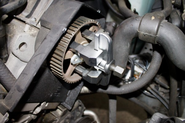 Universal puller set for camshaft gear as VAG T40001