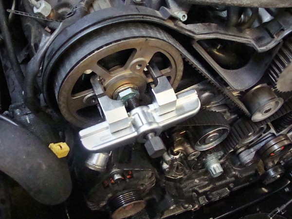 Universal puller set for camshaft gear as VAG T40001