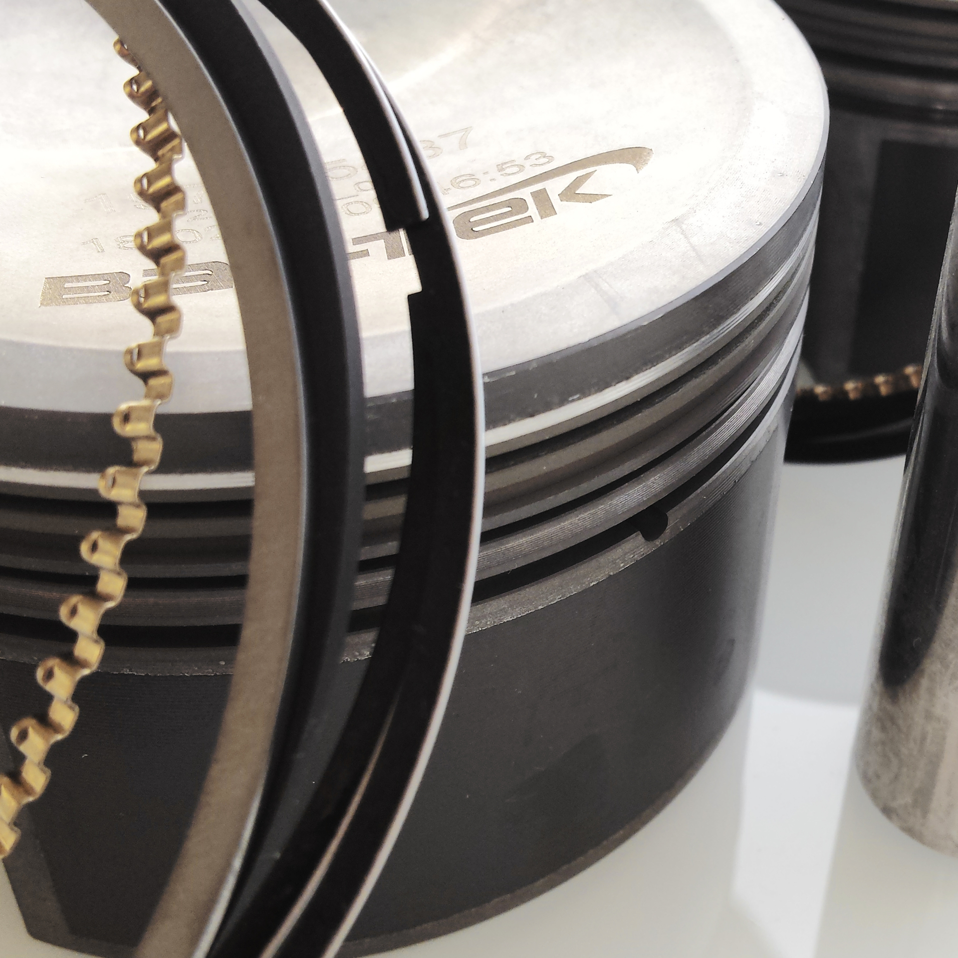 1.8T 20V Piston forgé et jeu de bielles en acier MAHLE & BAR-TEK®